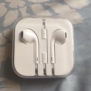 Apple ear pods with 3.5 headphone plug